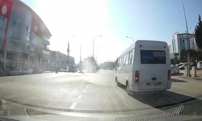 Dolmuş şoförü yolcuların canını hiçe sayarak kırmızı ışıkta geçti