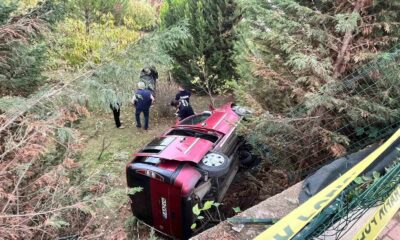 Kontrolden çıkan araç bir evin bahçesine uçtu, 2 kişi yaralandı