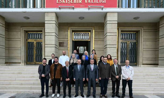 Hak kazanan gazetecilerin basın kartlarını Vali Aksoy teslim etti