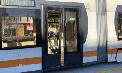 Açık bırakılan servis kapısına tramvay çarptı: 3 yaralı