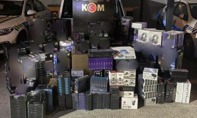 Kütahya’da bir araçta çok sayıda kaçak elektronik ürün ve telefon aksesuarı ele geçirildi