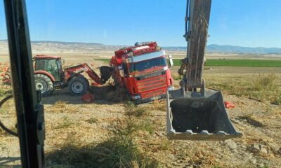 Tonlarca soğan taşıyan tır ıslak arazide toprağa gömüldü
