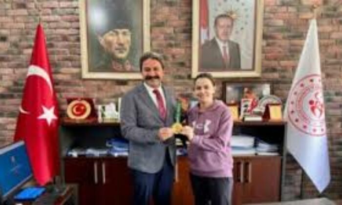 Milli sporcu Balk, Gençlik ve Spor İl Müdürü Kalın’ı ziyaret etti