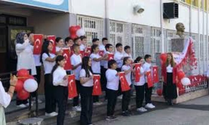 Battalgazi öğretmenlerinden Cumhuriyet Bayramı’na mini konser